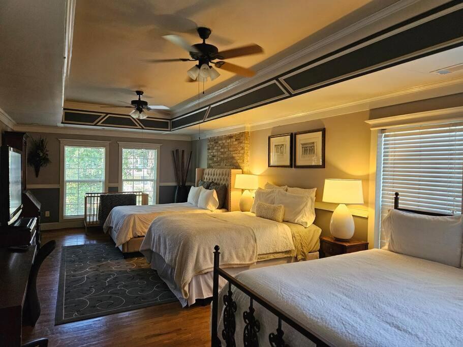 Sleeps16, Spacious Home, Close To Downtown, Beltline, And Walk To Restaurants, 75" Tv, 2 Person Jacuzzi, Ping Pong Atlanta Exterior photo